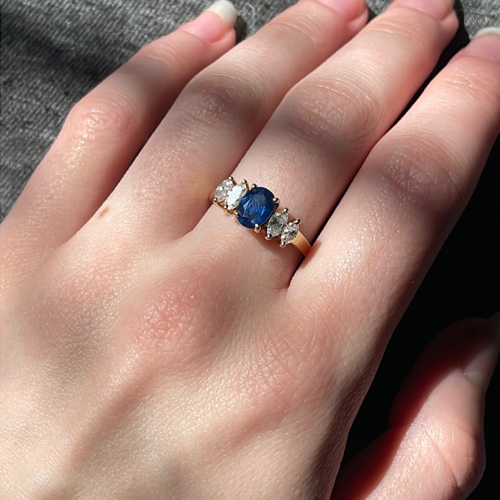 Sapphire and diamond ring - 18k gold